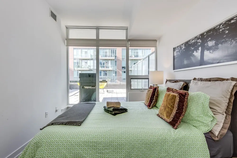 Stylish New 2BR Luxury Condo w Parking