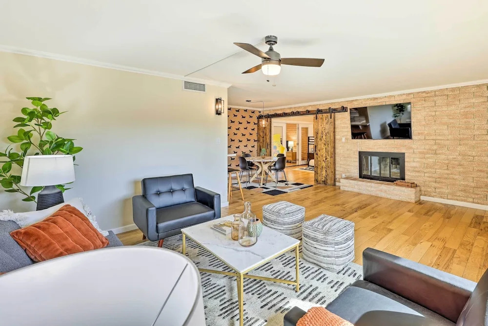 Stunning Old Town Condo: Pool & Sunset Views!