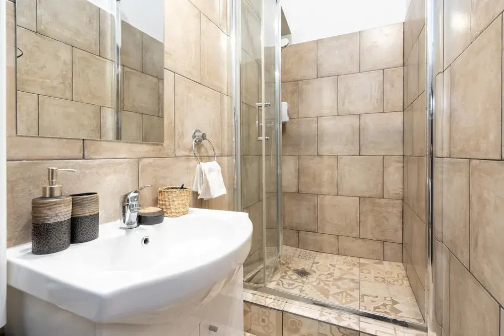GOLDEN LEAF - Stunning Central 1BR Apt