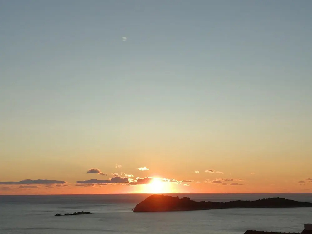 Comfortable Apartment With Amazing Seaview and Private Balcony,free Parking,wifi