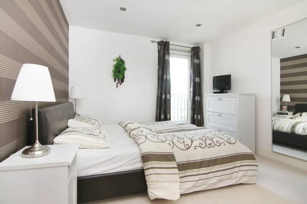 2 Bedroom Penthouse With Balcony and Castle Views