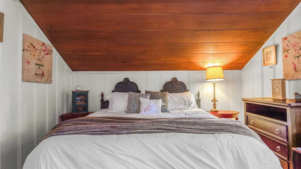 Minutes to Lake Arrowhead Village Cozy Secluded Cedar Cove by AvantStay