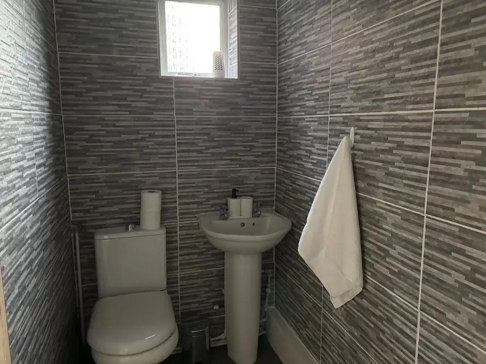 Oxford-house-sleeps 7-parking-garden