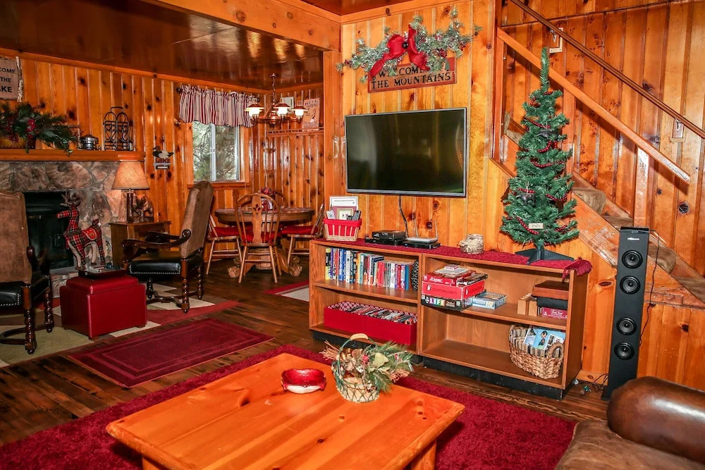 Cinnamon Bear - 2 Br cabin by RedAwning