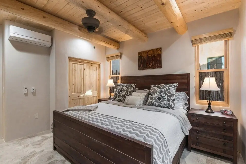 Linda - Stunning Contemporary Home, Walk to The Plaza
