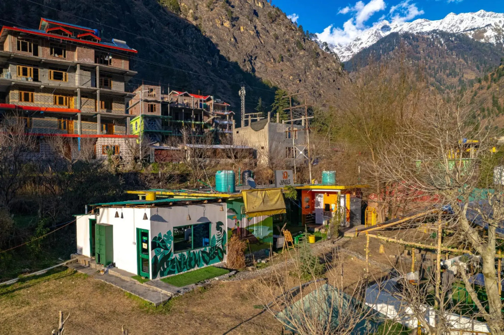 Whoopers Hostel Kasol, Choj