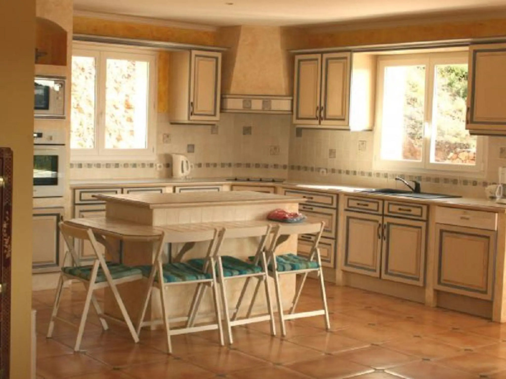 Spacious Villa in Roquebrun with Swimming Pool