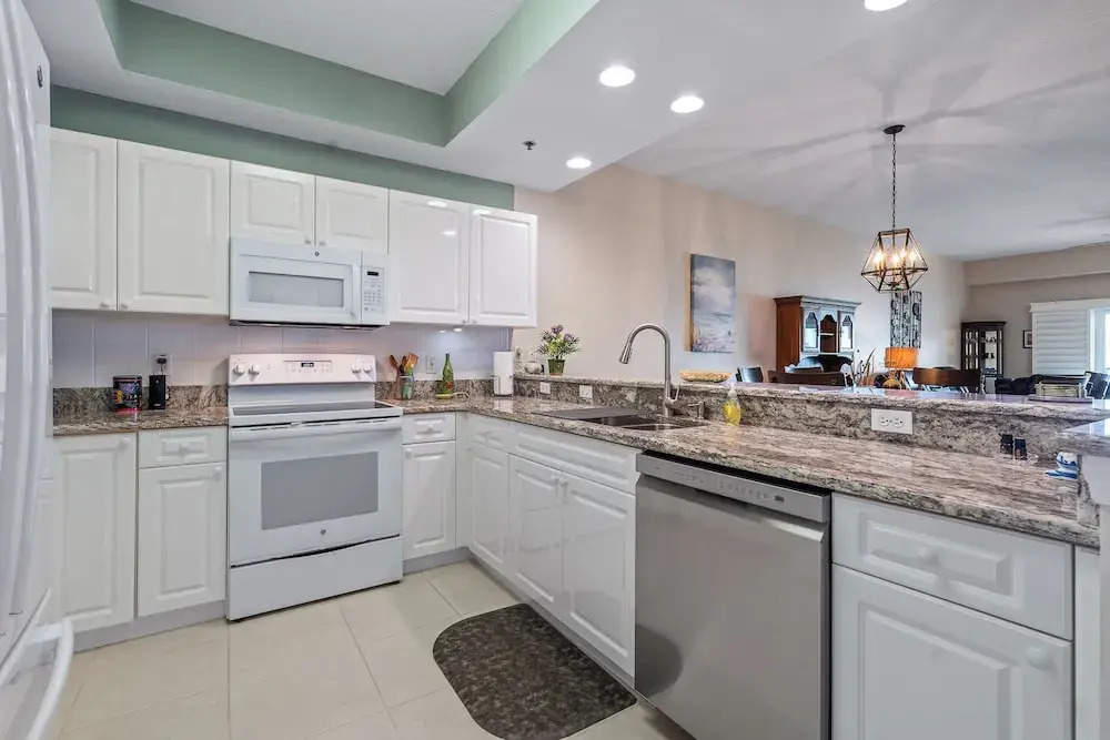 Sunny 3BR Condo Steps to Beach Pool NSB FL