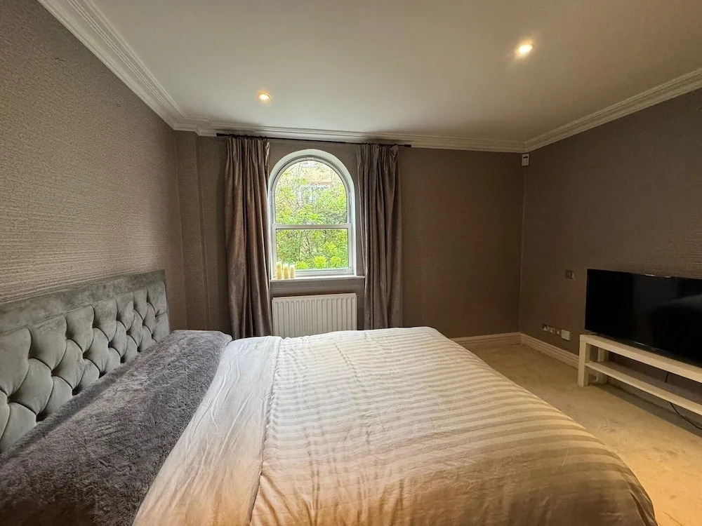 Luxury Apartment In London - Pool Spa & Gym