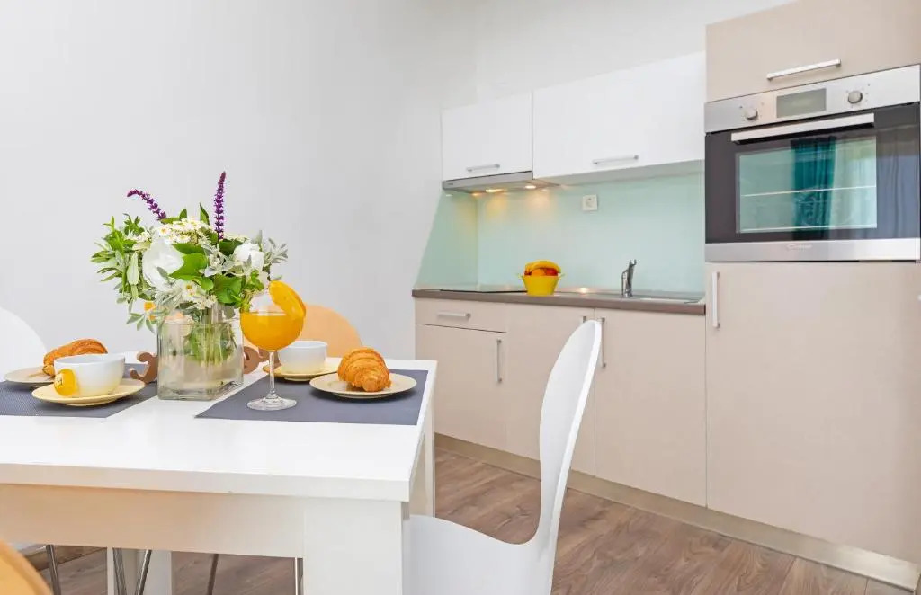Apartmani D & J with Heated Pool & Stunning Sea View