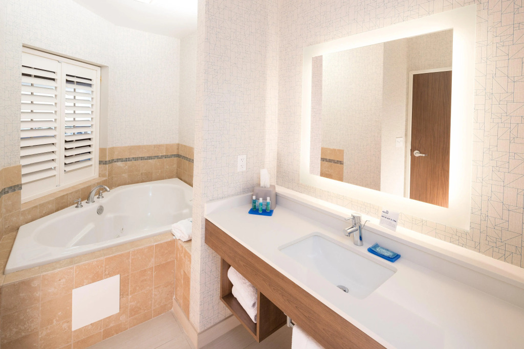Holiday Inn Express & Suites - Gaylord by IHG