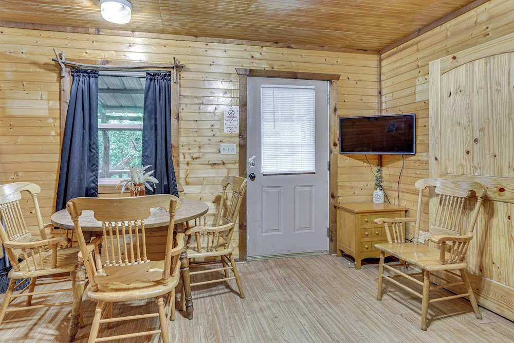 'cedar Falls Cabin 5': 1/2 Mile to Turner Falls