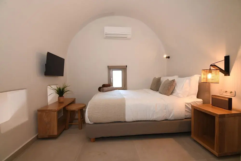Santorini - Villa - Sleeps 4 - Pool - Parking