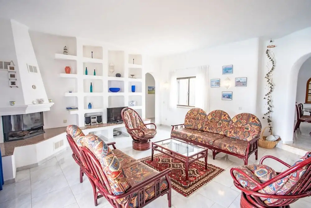 Joana Stunning Villa IS A 10 MIN Walk TO THE BEA