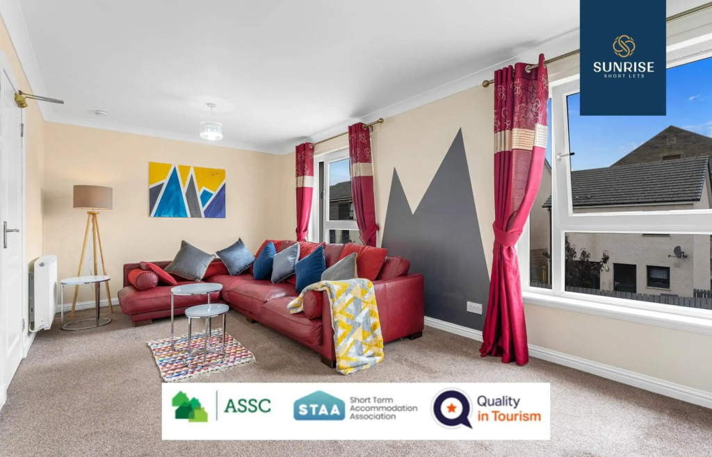 The Townhouse - 4 Rooms Large Beds with TV's, Poker Table, Fully Equipped, Easy Ring-Road Access