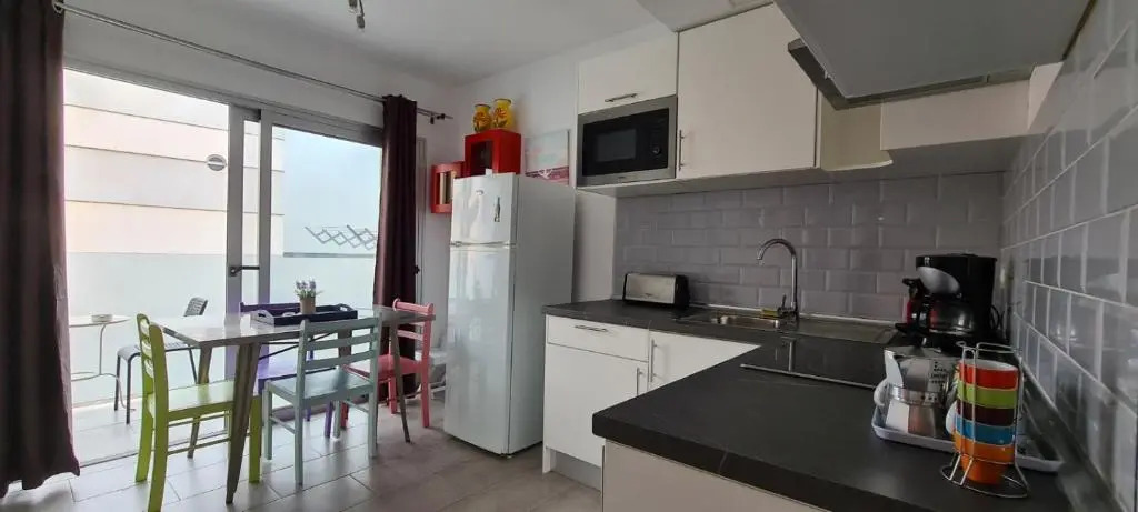 COOL Apartment NEAR Beach Pool & AC 1