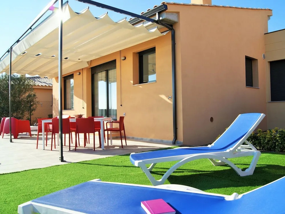Exclusive Villa for 7 in l 'estartit With Private Pool in a Residential Area