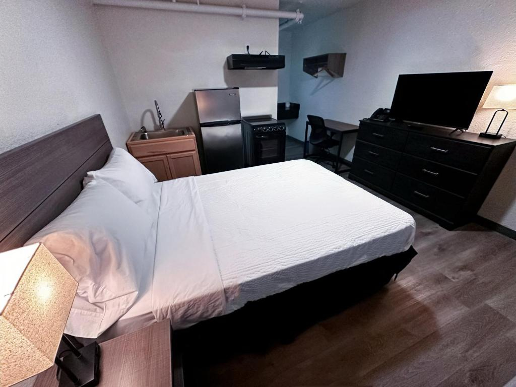 Studio City Suites, A Travelodge By Wyndham