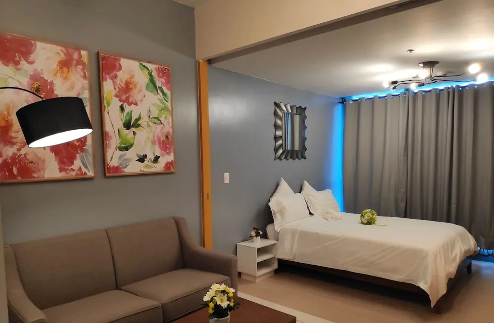 One Uptown Opposite of grandhyatt hotel manila Taguig city