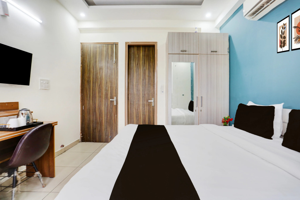 Super Townhouse Subhash Chowk Near Medanta Hospital Formerly L B Residency