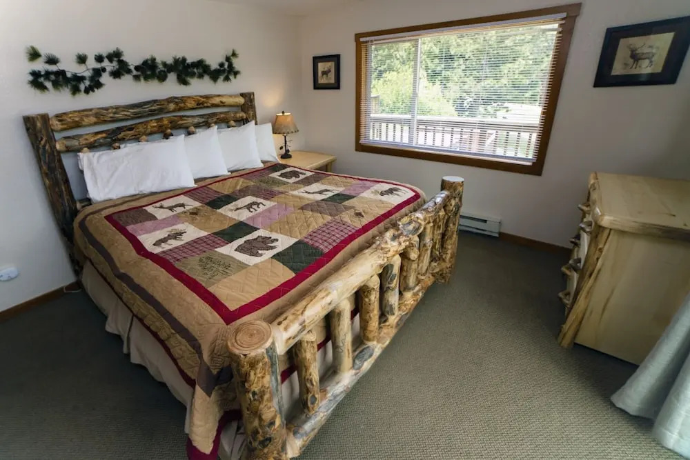 Rocky Mountain Retreat 1A- 4 bedroom/3 bath with personal hot tub offers Panoramic Mountain Views 4 Cabin