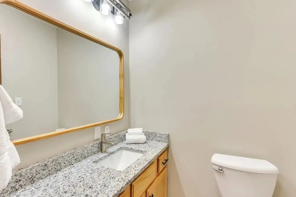 Walk to Oakland City University: Modern Apartment