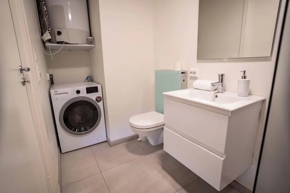 Vibrant Apartment on Bustling Street, Above a Restaurant - Perfect for Tourists,