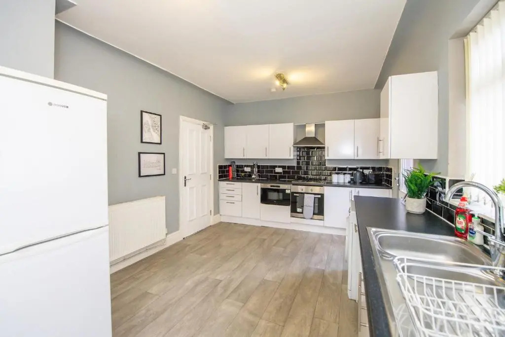 Large Contractor & Worker House - Free Parking - by ComfyWorkers