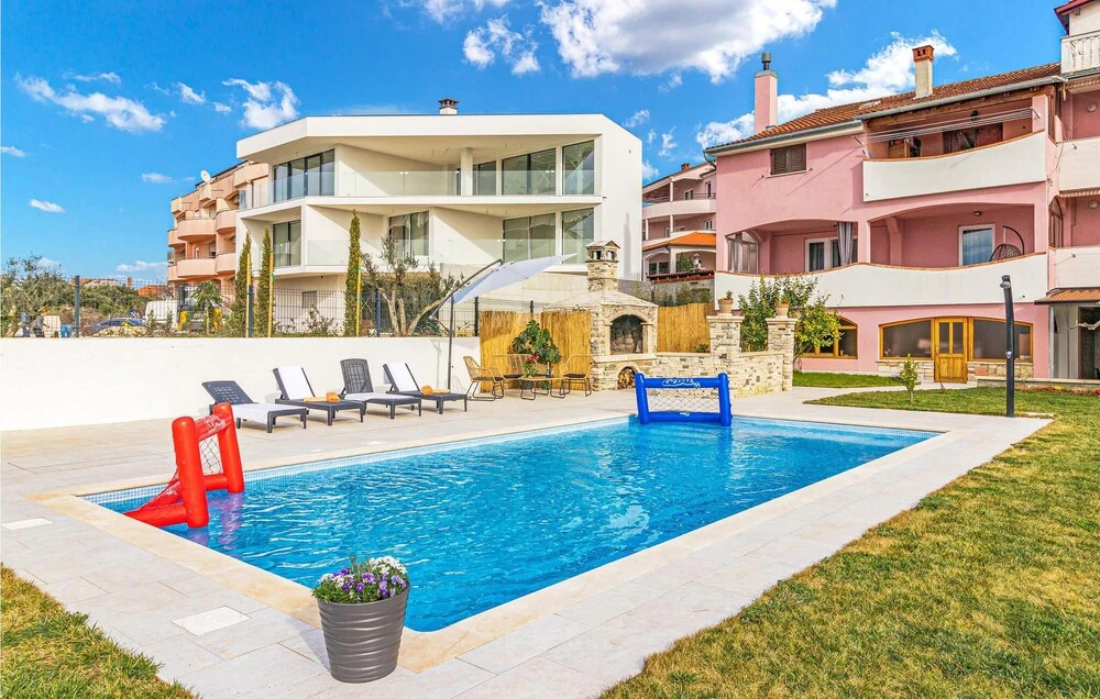 Nice Apartment in Pula With Outdoor Swimming Pool, Wifi and 2 Bedrooms