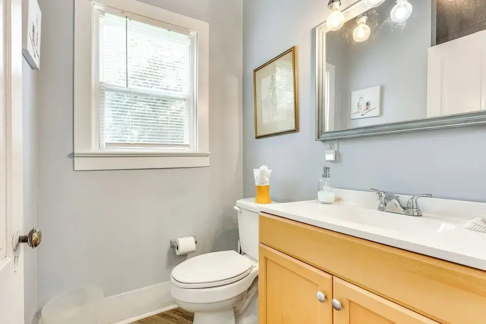 1 Mi to Dtwn Wilmington: Quiet Cottage w/ Deck