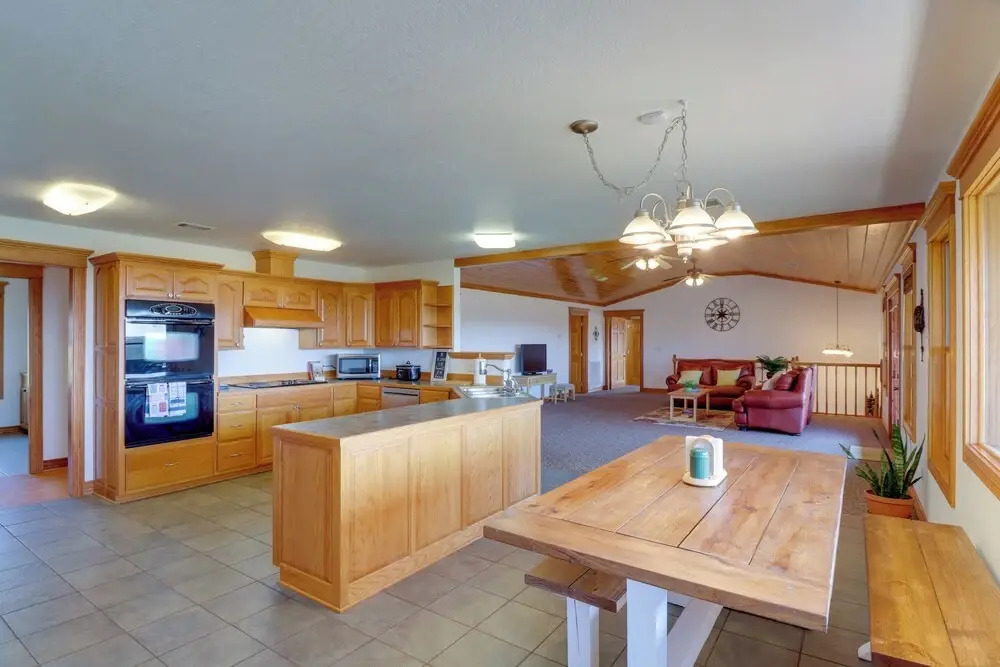 Mountain Views and Shared Pool Ozarks Family Home