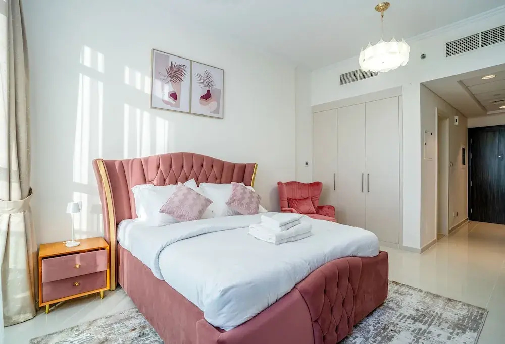 Tanin - Wake Up To Dubai Skyline From This Stylish Studio