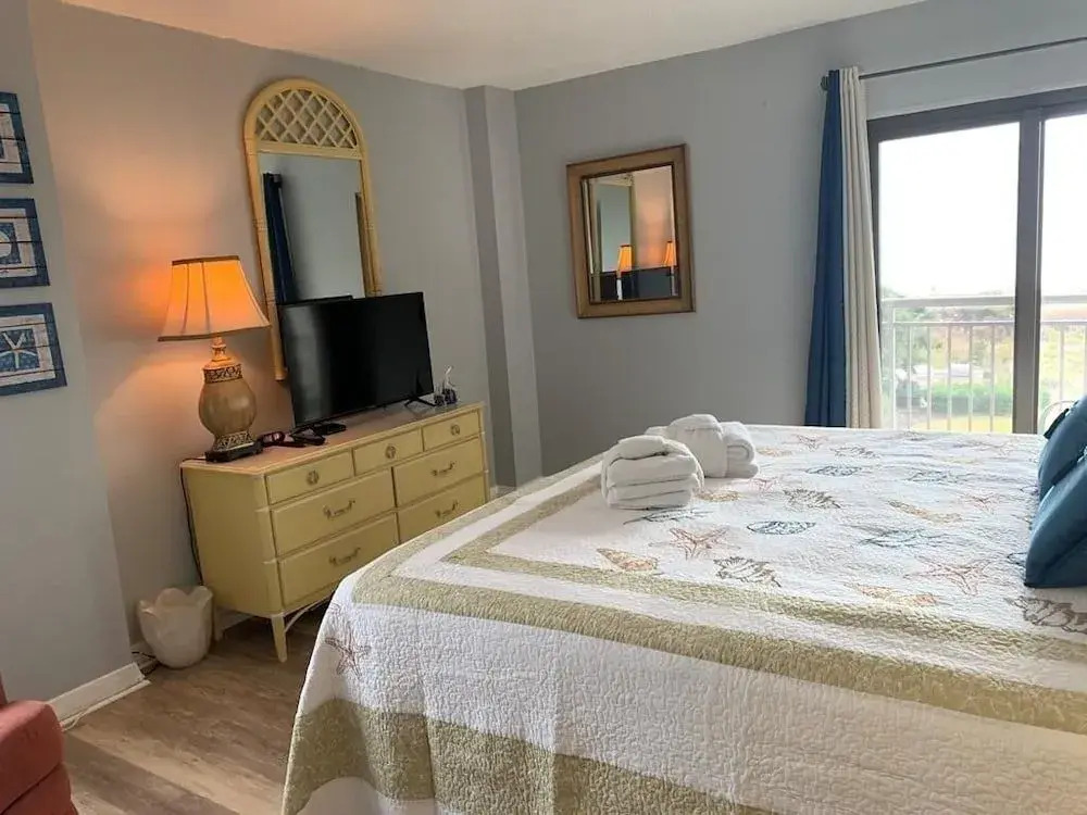 Oceanfront Condo, Steps to the Sand 4 Bedrooms 3 Bathrooms Condo