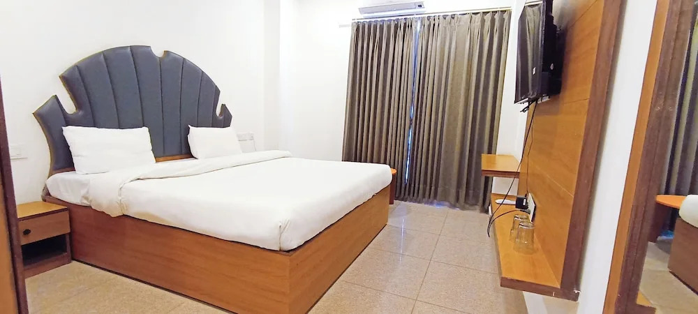 Hotel Lake View - Near Sukhna Lake