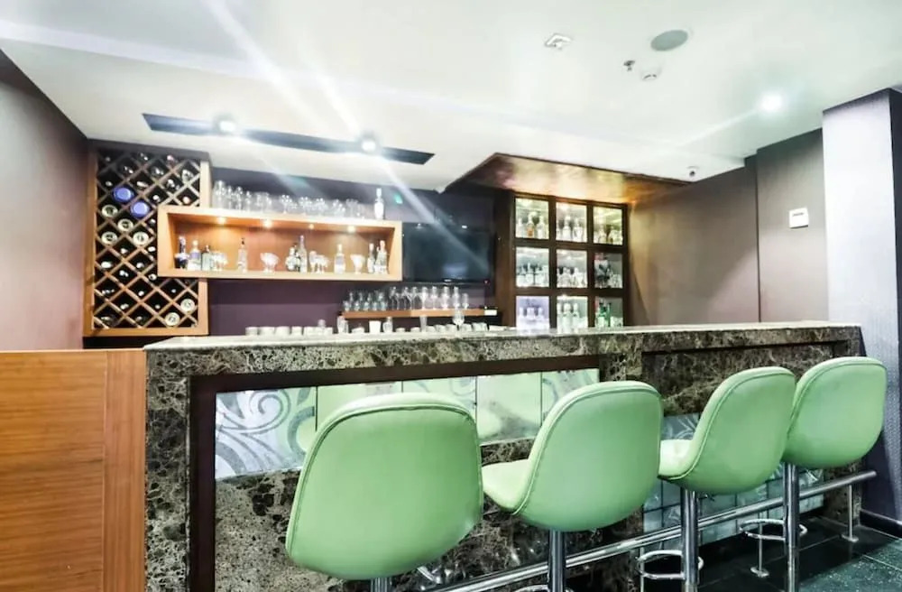 La Silver Leaf Hotel