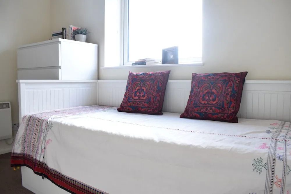 2 Bedroom Apartment With River Views Near Canary Wharf and City
