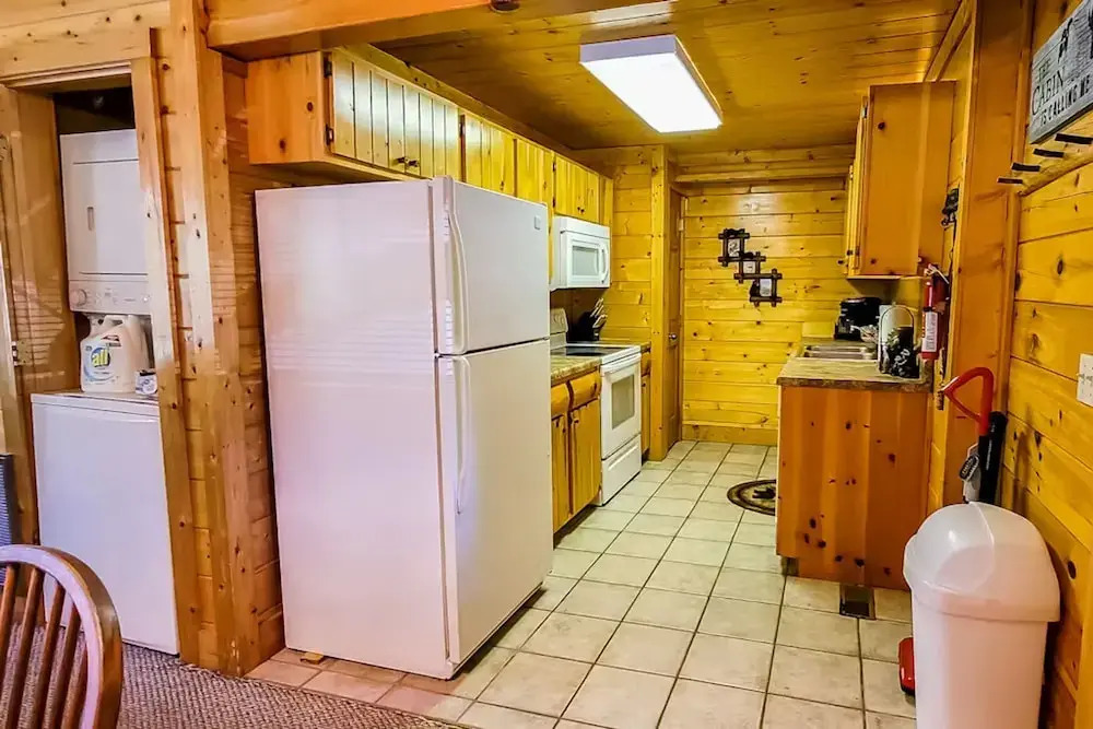 Cozy Cabin w Game Room hot tub Creek