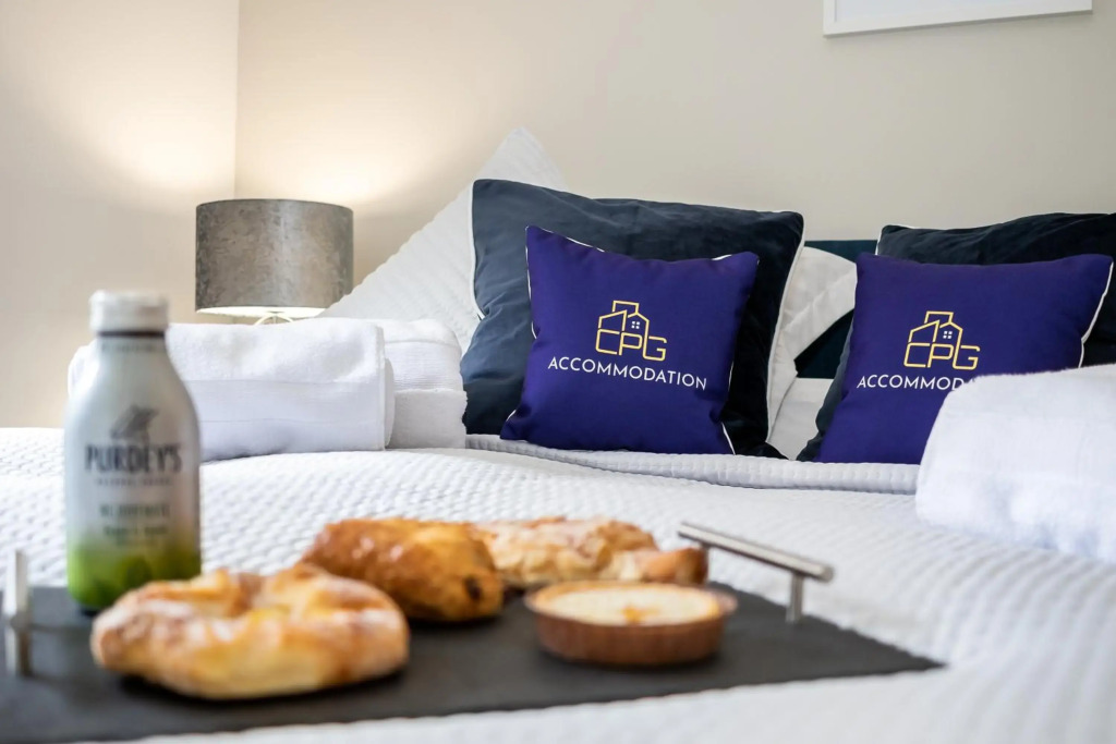 3 Bedroom Apartment, Medbourne MK, Free Parking & Fast WiFi, 65 Inch Smart TV
