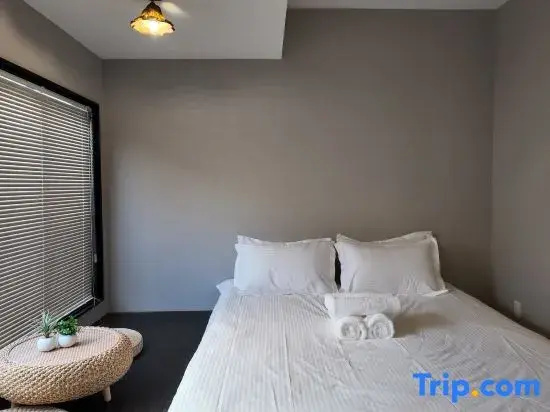 "Jiale"  2-7 people, 2 bedrooms, 1.5 bathrooms, 1 living room, 1 kitchen