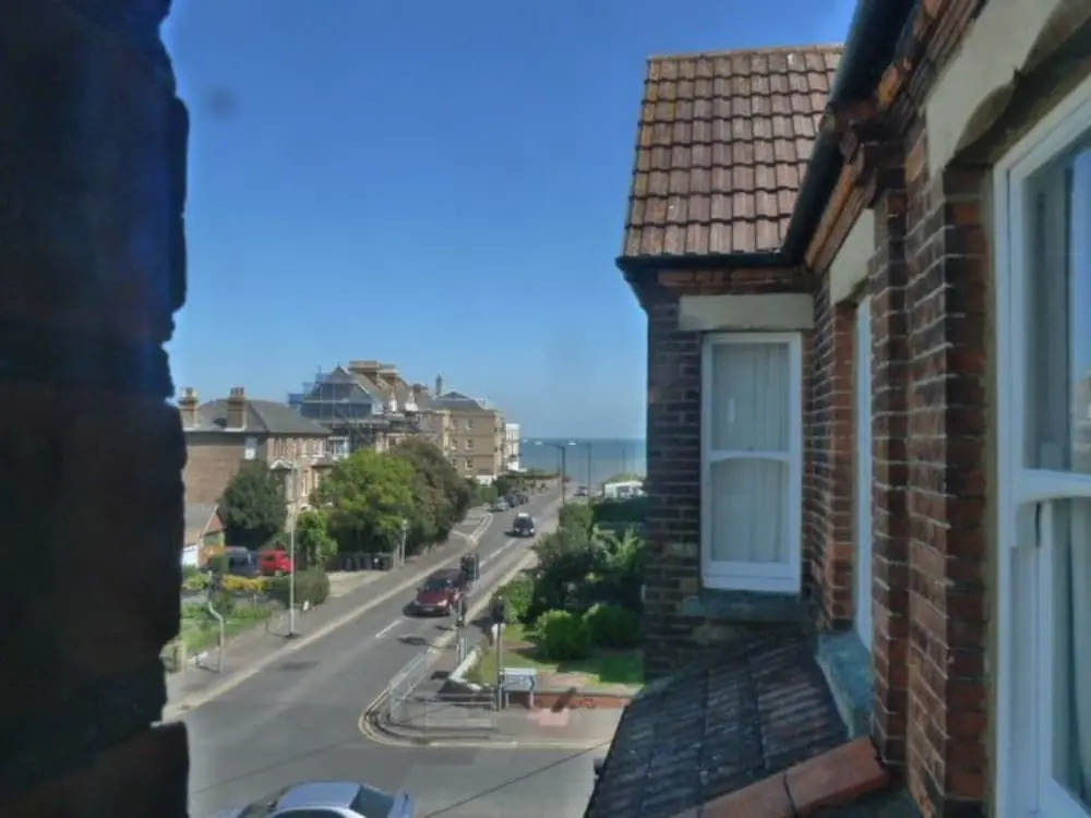 Light, Spacious 2 bed 2 Bath Flat. Sleeps 2-8