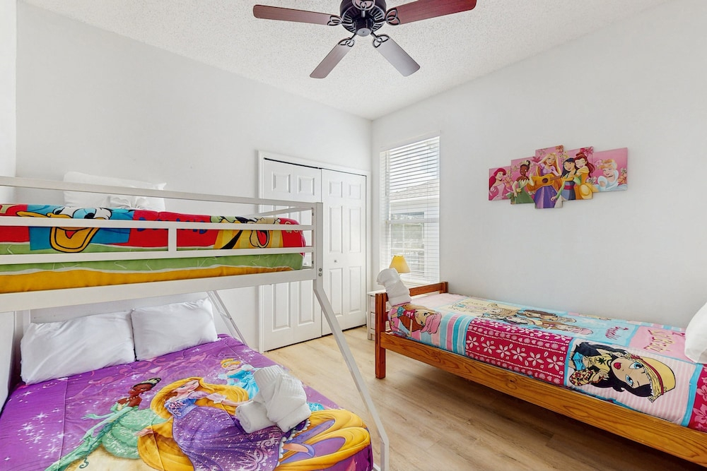Home Near Disney/golf With Screened Pool, Spa, Pool Table, Foosball, AC, and W/D