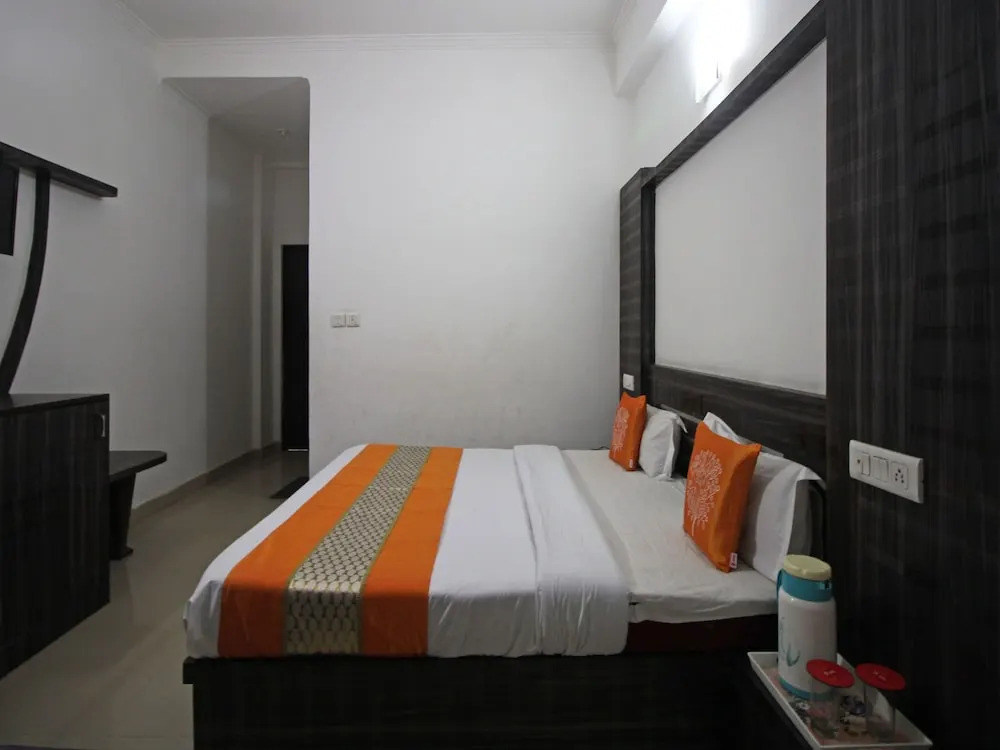 OYO 5093 Hotel Broadway