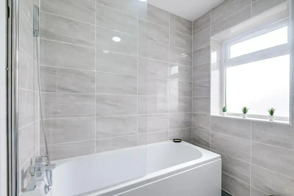 Elegant 5 Bedroom House/free Parking/yard