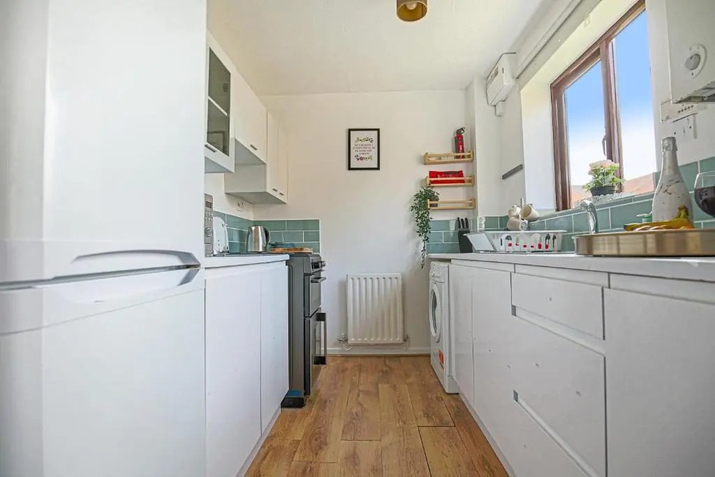 Cosy House - 7 minutes drive to City Centre - Fast Wifi, Smart TV with Netflix, Free Parking and Private Garden by Yoko Property