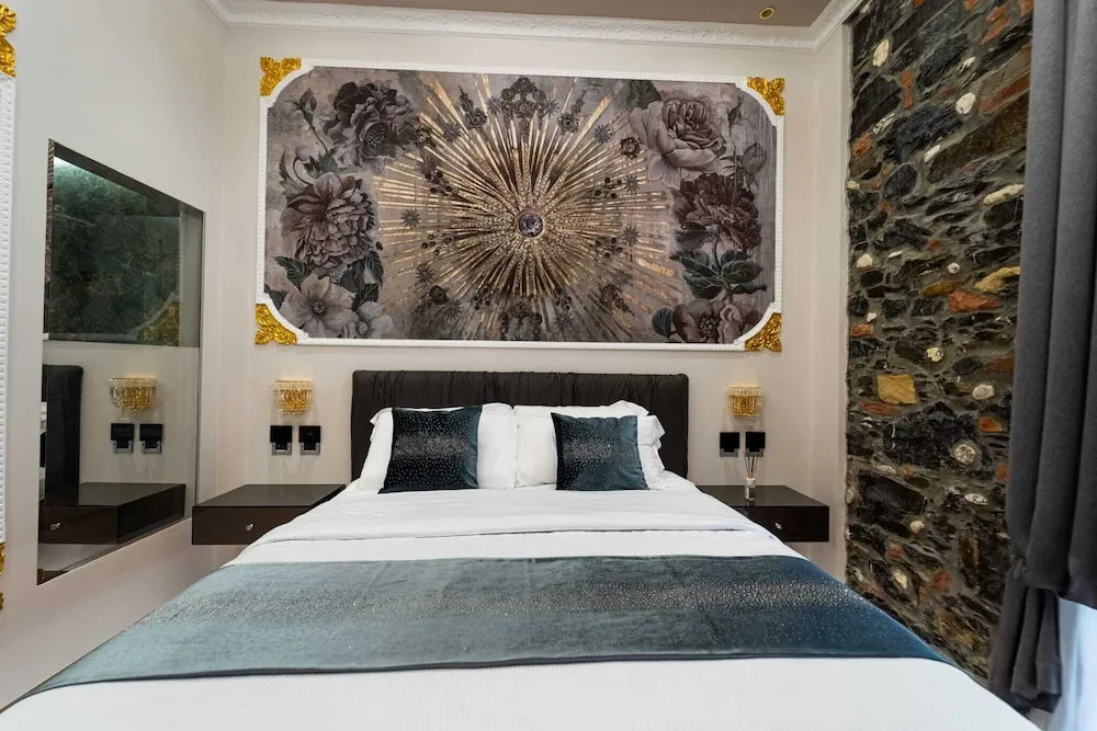 Queen Cattleya Suite