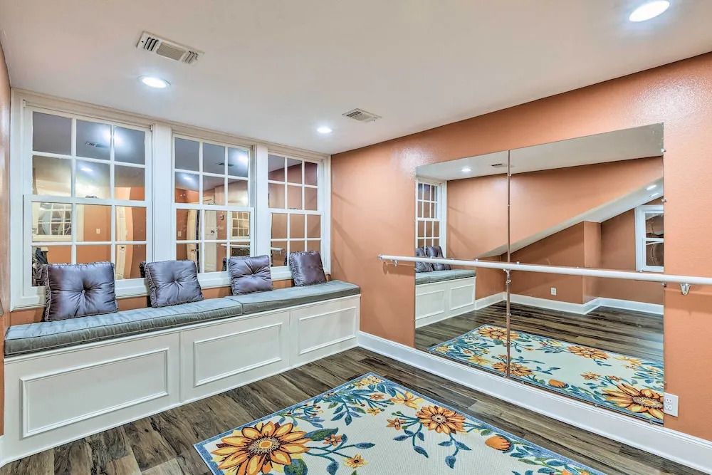 Private Pool Spacious and Vibrant Argyle Villa!