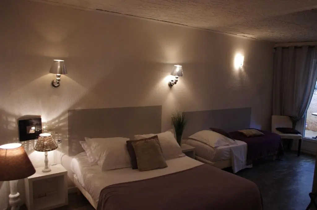 HOTEL 3 étoiles NN "LOU CIGALOUN"