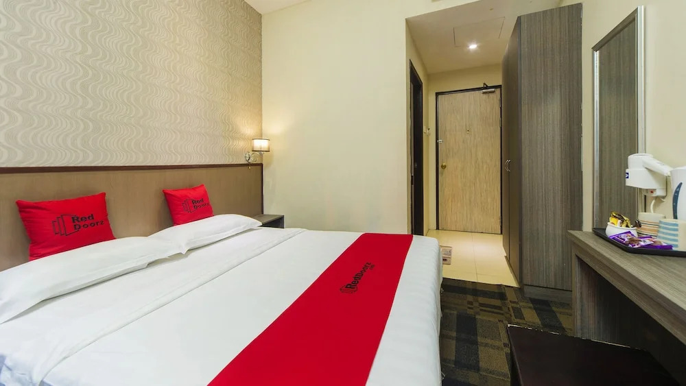RedDoorz Plus near Lavender Street