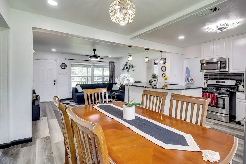 1 Mi to At&t Stadium: Cozy Family Home w/ Yard!