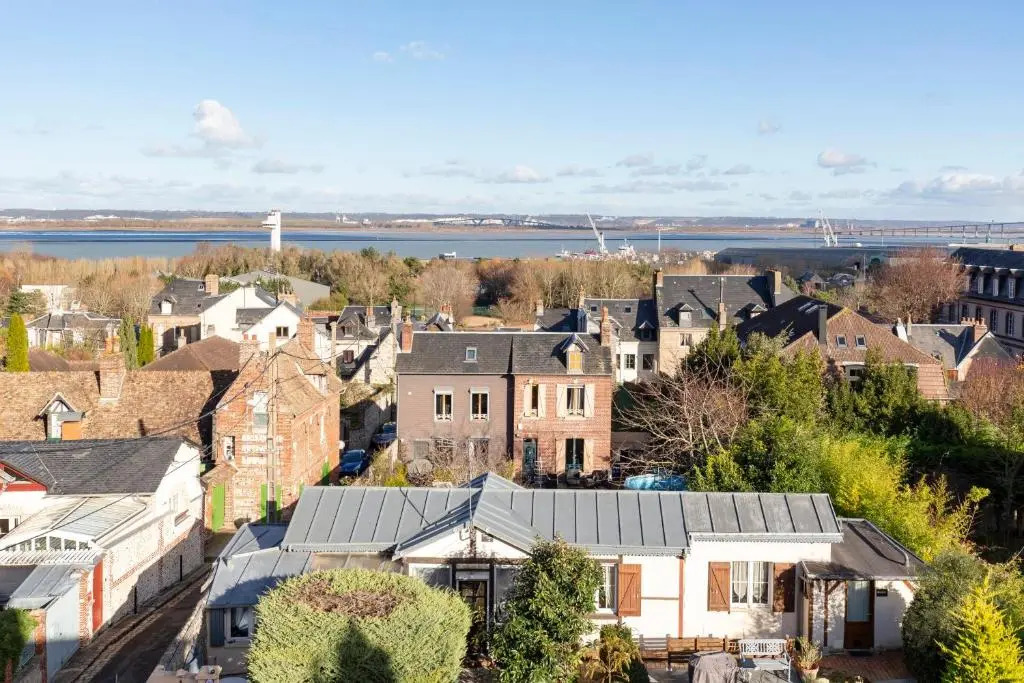 La-Haut - 3 Panorama of the Estuary - City Center